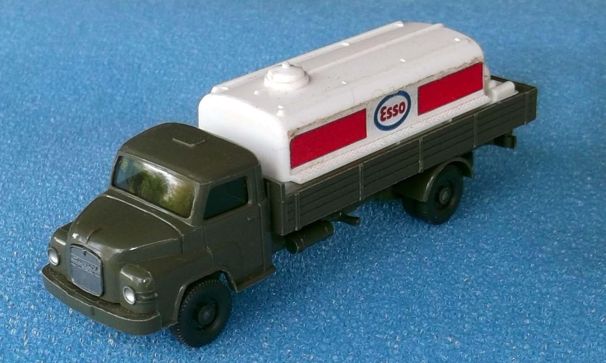 MAN Esso Heizöl Tankwagen
in seltenem hellolivgrün
Bestzustand 25,- €